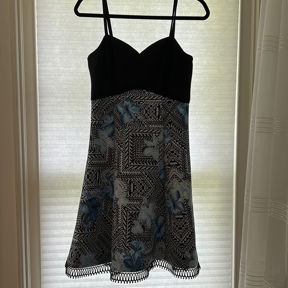 Guess textured and pattered dress